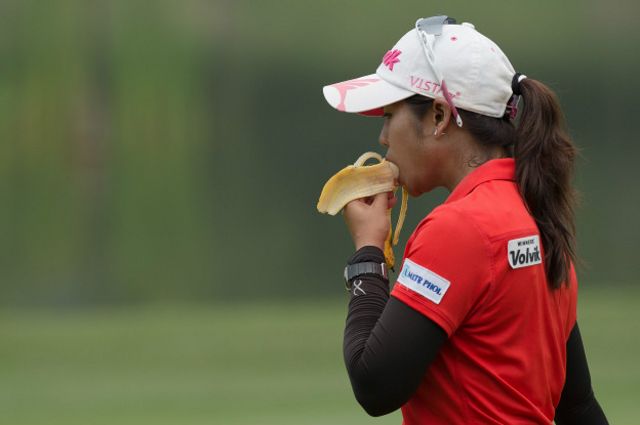 La golfista tailandesa Pornanong Phatlum come una banana durante un torneo en Malasia. 