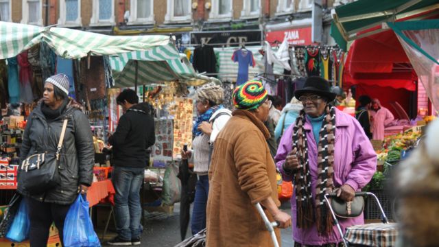 Le marché de Briston, dans le sud de Londres, était jadis réputé pour avoir été le plus grand marché agro-alimentaire Caribéen en Europe. Et même sous la pluie fine d’un mercredi de décembre, ce marché demeure un lieu de rencontre, un brassage de sons,  d’odeurs, de tissus et de culture reflété dans ses étals colorés et son atmosphère festive. 