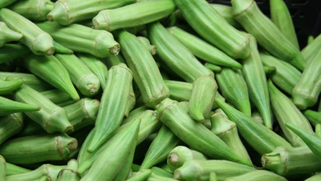 Autre incontournable de la cuisine africaine, le gombo se consomme cru, cuit et plus récemment sous forme déshydratée. Sa saveur et sa texture particulière, ainsi que les composés nutritifs qu’il contient gagnent à être connus. Dans plusieurs ethnies, on  confère à ce légume à la peau recouverte d’un duvet soyeux des vertus non-seulement nutritionnelles mais également médicinales.
