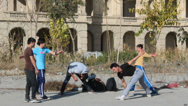 پارکور در افغانستان پیام صلح در دامنه قصر جنگ زده دارالامان Bbc News فارسی