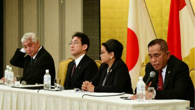 印尼外交部長蕾特諾(右二)和國防部長裏亞米扎爾德(右一)訪日,出席兩國外交、國防部長二加二磋商,日方出席的是外相岸田文雄(左二)和防衛大臣中谷元