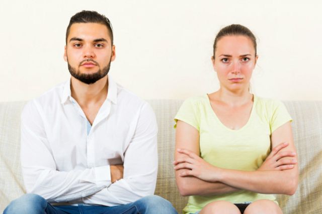 Una pareja molesta
