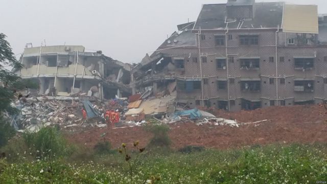 光明新區傍晚17時前發佈稱，被掩埋樓房達22座，現場約900人安全撤離。