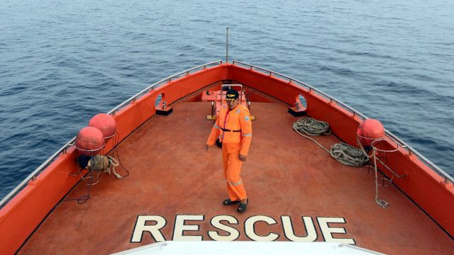 Tim SAR melakukan pencarian korban tenggelamnya KM Marina di Teluk Bone.