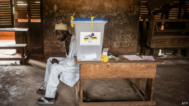 Quartier PK5 à Bangui le 14 décembre 2015 lors du vote pour le référendum constitutionnel. La présence de casques bleus visait à permettre aux électeurs de voter en toute sécurité dans un quartier où cinq personnes ont été tuées la veille