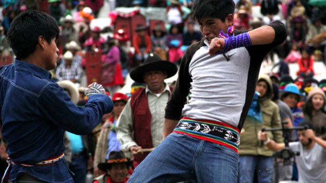 Takanakuy: mira las fotos de las peleas de Navidad en Perú - BBC News Mundo