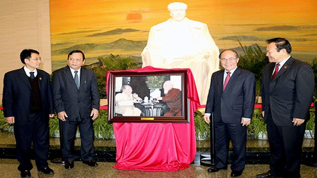 Chủ tịch Quốc hội Nguyễn Sinh Hùng tặng quà lưu niệm khi thăm tỉnh Hồ Nam, quê của ông Mao Trạch Đông.