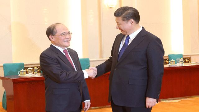 Chủ tịch Tập Cận Bình tiếp ông Nguyễn Sinh Hùng hôm 23/12/2015.