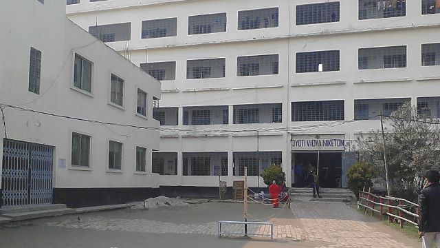 ভোটের সময় ধামরাই মাঠের মধ্যে ব্যালট পেপার