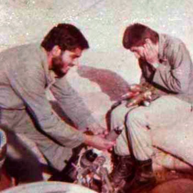 سپاه پاسداران نادر مهدوی (چپ) را قهرمان نبرد دریایی با آمریکا می‌داند