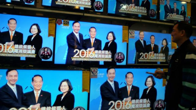 台湾民众看电视辩论