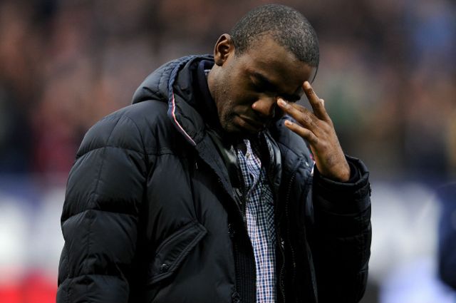 'Emociones que no quieres revivir': Muamba tras desmayo de Eriksen Dos meses después de haber "muerto" durante 78 minutos, Muamba fue homenajeado cuando Bolton y Tottenham se enfrentaron por la Liga Premier.
