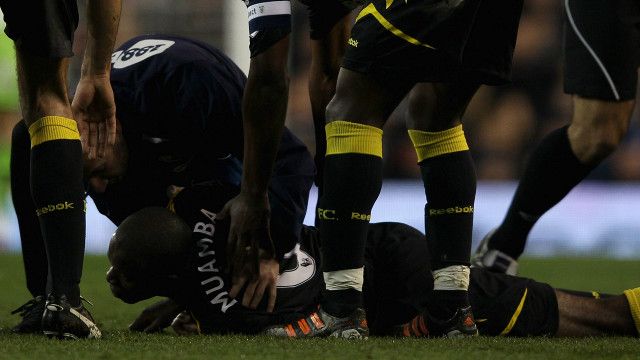 Fabrice Muamba se desploma sobre el terreno de juego en un partido de la Copa FA en el estadio White Hart Lane.