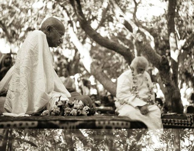 Ici, Ghandi est en pleine séance de méditation avec le poète et lauréat du Prix Nobel Rabindranath Tagore à Shantiniketan au Bengale occidental, en février 1940. 