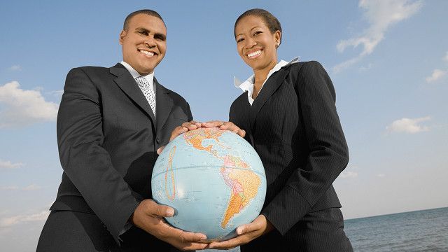 Чоловік і жінка тримають глобус