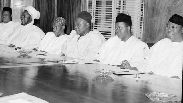Taron kafa gwamnatin hadin gwiwa tsakanin jam'iyyar NCNC da kuma NPC. Shugabannin jam'iyyun Ahmadu Bello, da Tafawa Balewa da Azikwe da Okpara da Ribadu da Okotie-Eboh.