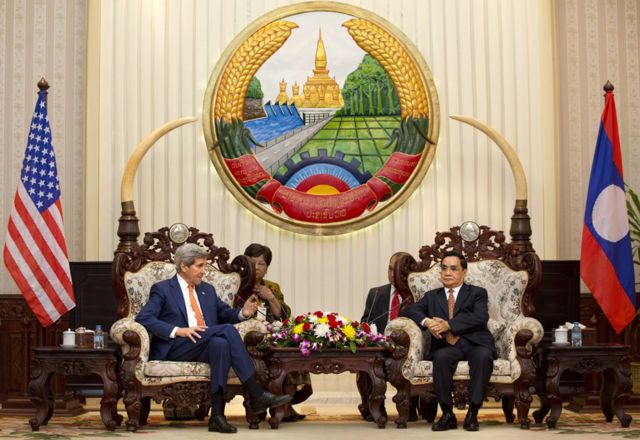 Ngoại giao Việt Nam - Laos đã phát triển vượt bậc, đặc biệt là trong việc thắt chặt tình đồng chí giữa hai nước. Quốc kỳ của Lào đã trở thành một biểu tượng đặc biệt trong việc gắn kết sự đoàn kết giữa Việt Nam và Lào.