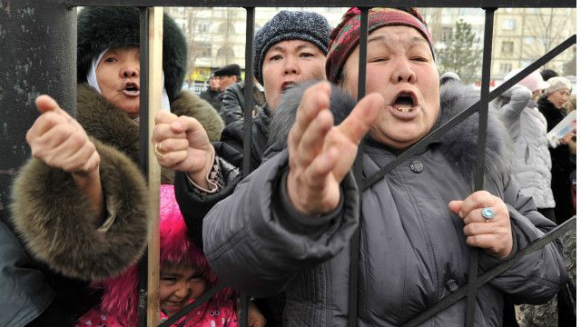 Кыргызстанда өткөн нааразылык акцияларынан бир көрүнүш. Январь, 2013-жыл.