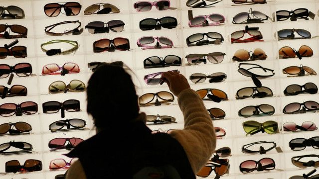 Discriminación sexual Miseria Consejos Luxottica: la desconocida compañía italiana que controla el mercado mundial  de las gafas de sol - BBC News Mundo