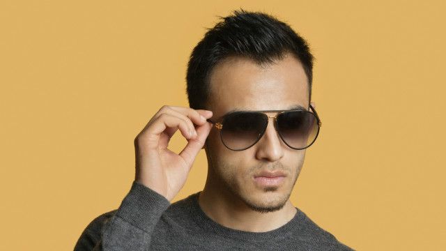 Un hombre con gafas de sol