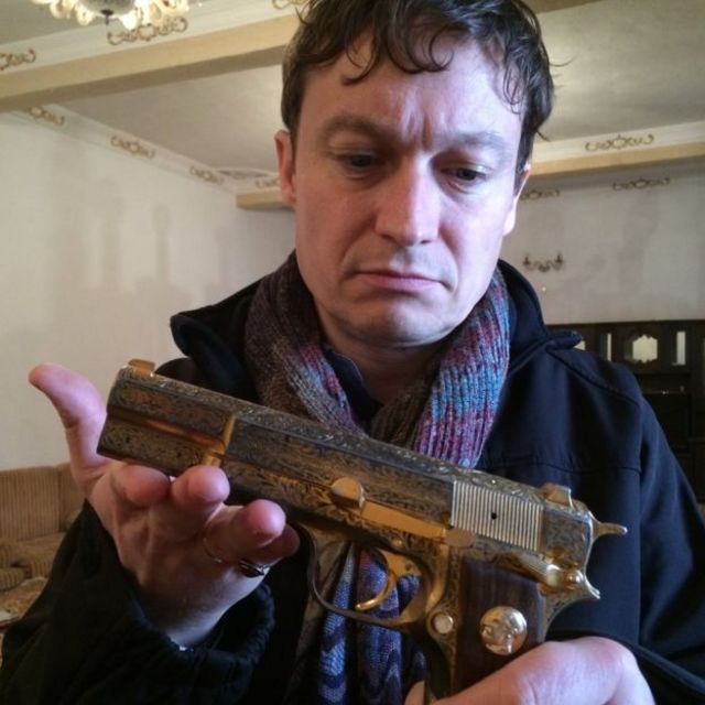 nyt år En eller anden måde Rodet Cómo encontré al hombre con la pistola de oro de Gadafi" - BBC News Mundo