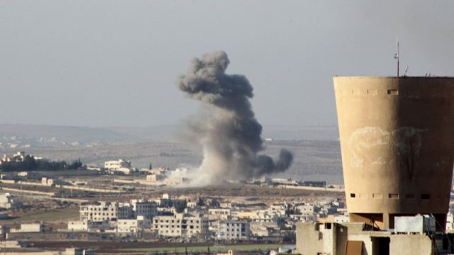 Столб дыма после авиаудара. Город Анадан, Сирия