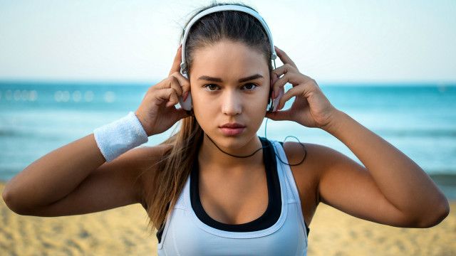 Escuchar música al ejercitarte puede aumentar tu rendimiento hasta un 15%.