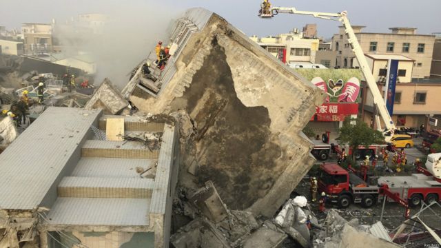Upaya evakuasi korban gempa Kota Tainan di Taiwan - BBC ...