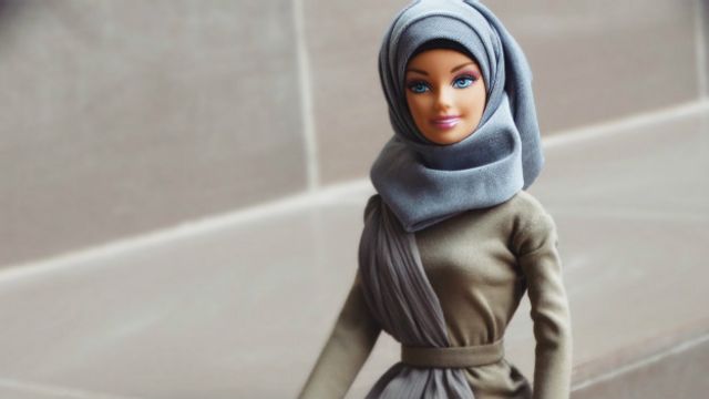 Barbie de hijab: Mulher que cria roupas muçulmanas para a boneca volta de  hiato