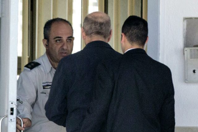 Эхуд Ольмерт прибывает в тюрьму "Маасиягу"