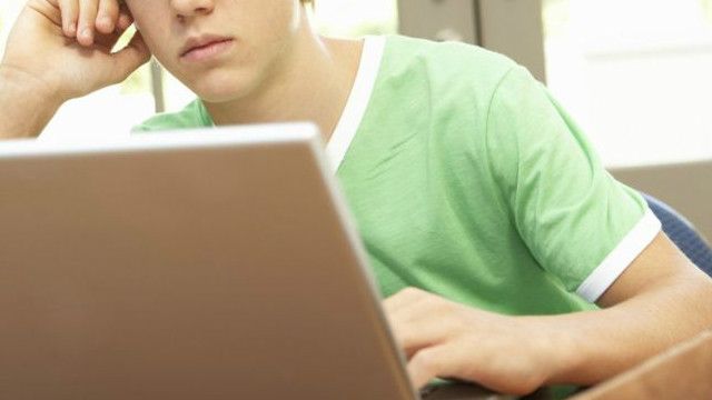 بريطانيا تبدأ مشاورات لمراجعة سن تصفح المواقع الإباحية Bbc News عربي
