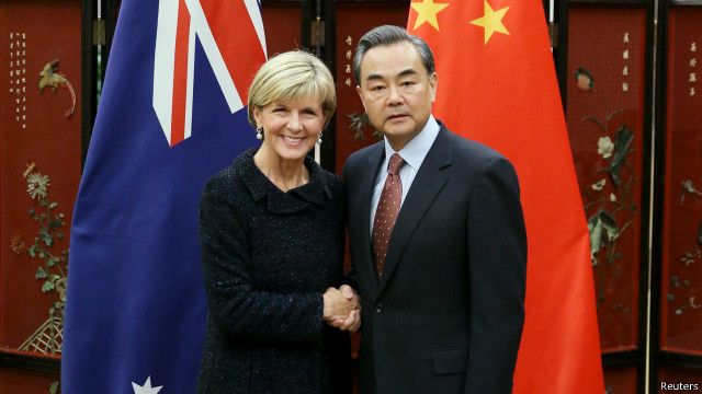 Ngoại trưởng Trung Quốc Vương Nghị trong một họp báo chung với ngoại trưởng Úc đã bác bỏ tin Trung Quốc 'xây căn cứ trực thăng' ở Hoàng Sa.