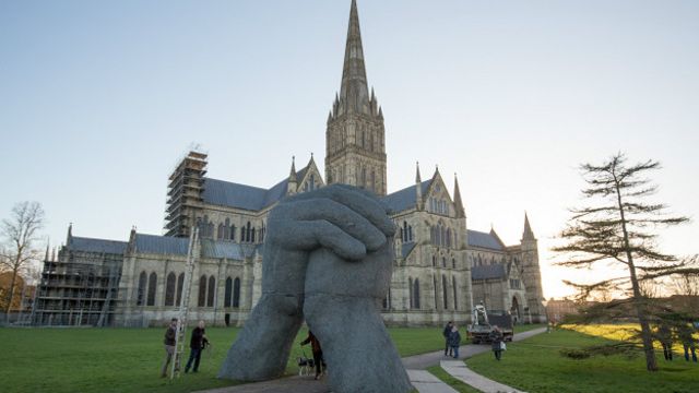 La escultura frente a la Catedral de Salisbury es parte de una exposición artísitica, y la idea era que la gente pudiera caminar entre las manos.