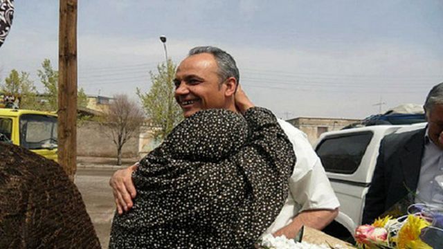 احمد زیدآبادی در سیرجان در دوران مرخصی نوروزی سال ۹۱ در آغوش خواهر...