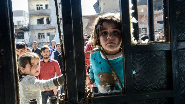 AFP fotomuhabiri İlyas Akengin'in çektiği bu fotoğrafta görülen çocuk, Cizre'deki bir evde bulunan cesede bakıyor.