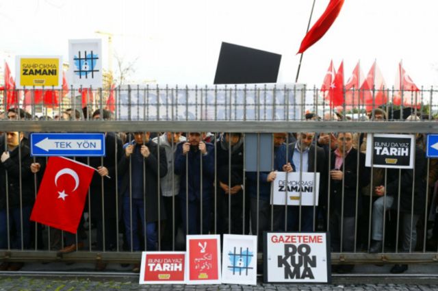 Протестующие у редакции Zaman