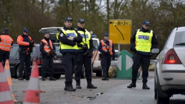 بدأت الشرطة البلجيكية والفرنسية (التي ترتدي سترة صفراء) مراقبة الحدود بشكل منتظم بعد هجمات باريس