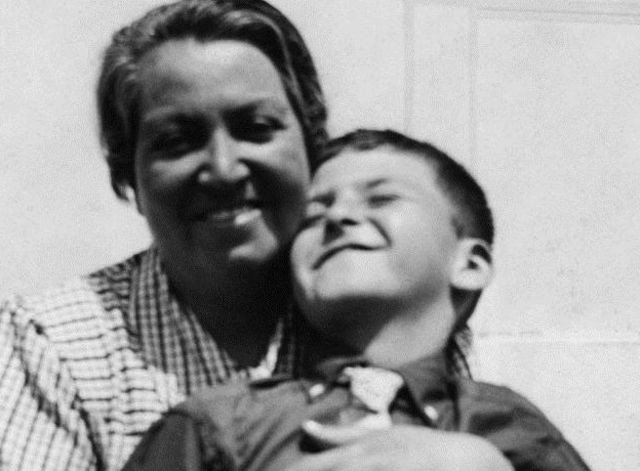 En 1943, su hijo adoptivo Yin Yin se suicidó a los 17 años, lo que le generó una profunda tristeza.