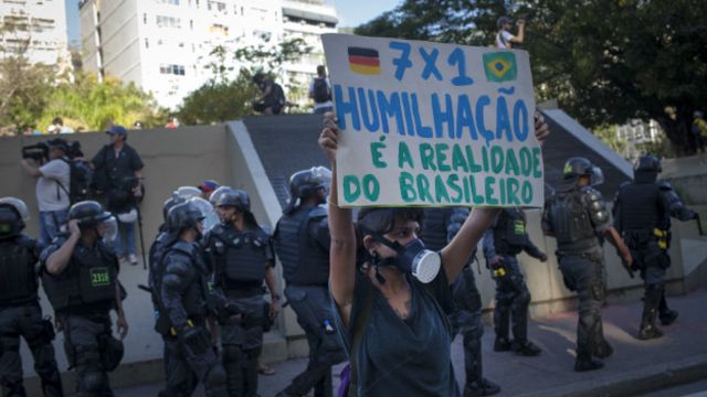 Manifestante en Brasil en contra del Mundial de Fútbol.