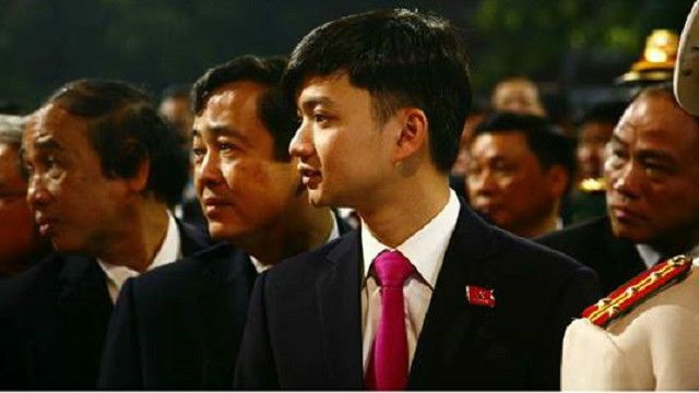 Ông Nguyễn Minh Triết (ở giữa) đang tham gia Ban Chấp hành Đảng bộ Bình Định
