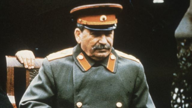 Нет на фотографии – нет проблемы: как Сталин убирал людей со снимков