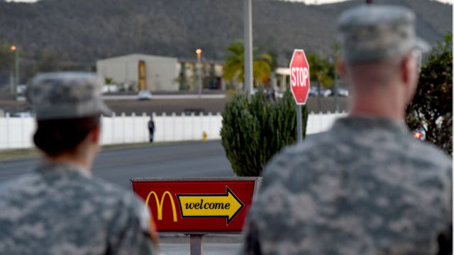 Dos soldados ante un cartel de McDonald's