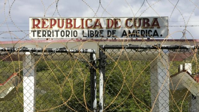 La valla que separa la base del territorio cubano