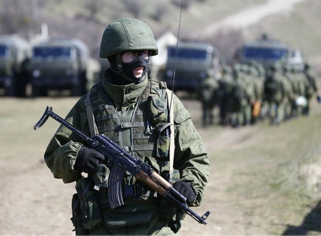 Озброєні люди без розпізнавальних знаків, які отримали назву "зелених чоловічків", з'явилися в Криму наприкінці лютого 2014 року, пізніше президент Путін визнав, що це були російські військові