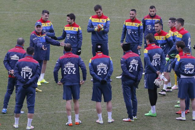 Los jugadores de la selección de Rumania muestran las operaciones matemáticas durante una sesión de entrenamiento.