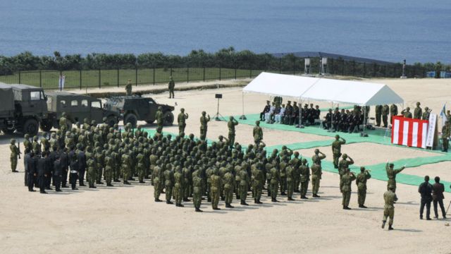 日本陸上自衛隊在與那國島上舉行監視隊成立儀式（28/3/2016）