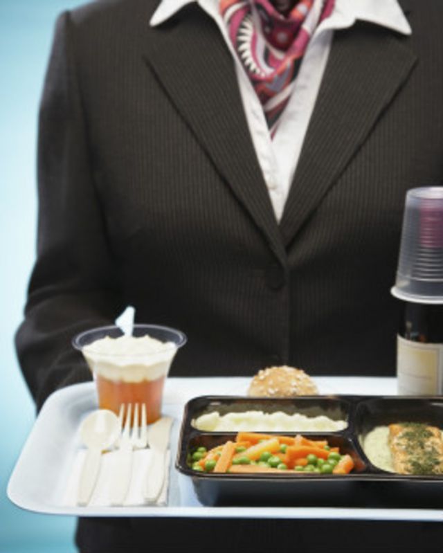 Cuánto les cuesta a las aerolíneas la comida que sirven en los aviones? -  BBC News Mundo