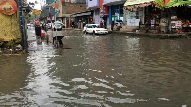 پولیس د کابل واټونو د ډنډ اوبو ایستلو په خدمت کې Bbc News پښتو