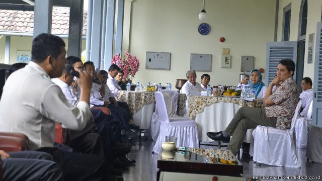 Dirjen Kebudayaan Hilmar Farid tengah berdiskusi dengan pengelola Museum Benteng Vredeburg di Yogyakarta, Februari 2016.