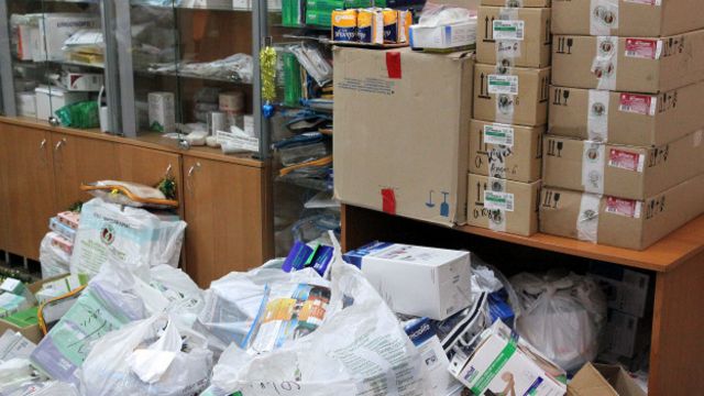 Ліки, надіслані гуманітарною організацією в Донецьк. Без такої допомоги знайти знайомі ліки складно